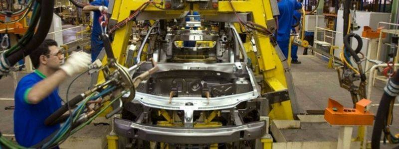 Las automotrices bajan su producción por desabastecimiento de autopartes